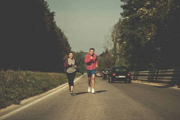 Genç Çift Ülke Yolda Koşu Sırasında Sağlıklı Yaşam Tarzı Zevk — Stok fotoğraf