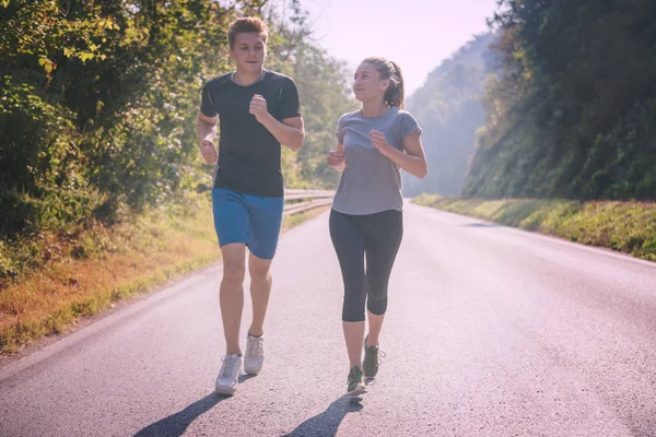 Ungt Par Njuta Hälsosam Livsstil Medan Jogging Längs Landsväg — Stockfoto