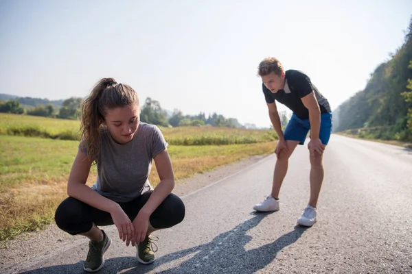 Fiatal Pár Pihen Miközben Jogging Ország Mentén — Stock Fotó