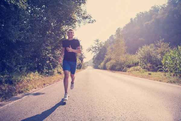 Fiatalembert Élvezi Egészséges Életmód Miközben Jogging Ország Mentén — Stock Fotó