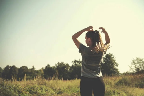 Jonge Vrouw Genieten Van Gezonde Levensstijl Tijdens Het Joggen Langs — Stockfoto