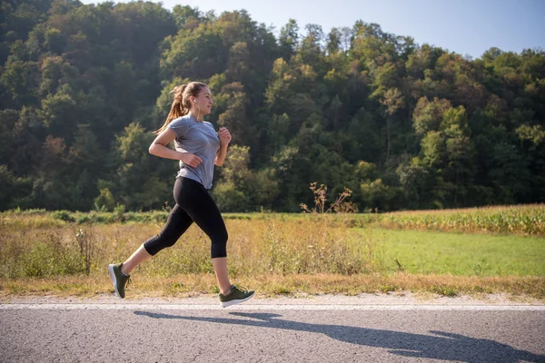 Młody Dorosły Runner Kobiece Korzystających Zdrowego Trybu Życia Podczas Joggingu — Zdjęcie stockowe