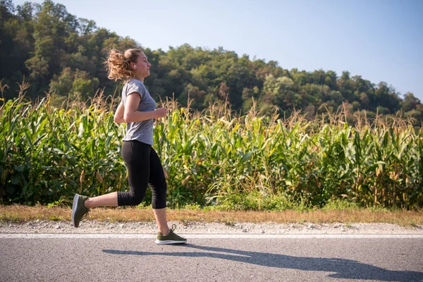 Młoda Kobieta Korzystających Zdrowego Trybu Życia Podczas Joggingu Wzdłuż Drogi — Zdjęcie stockowe