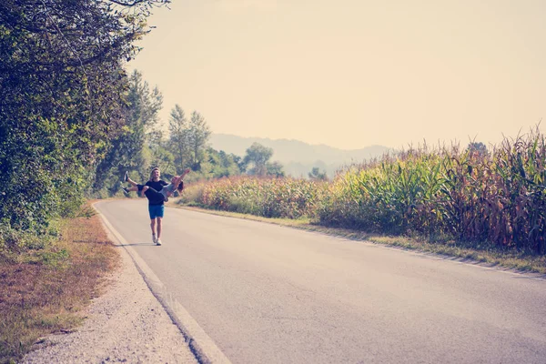 Férfi Egy Karjai Miközben Jogging Country Road Testmozgás Fitness Koncepció — Stock Fotó