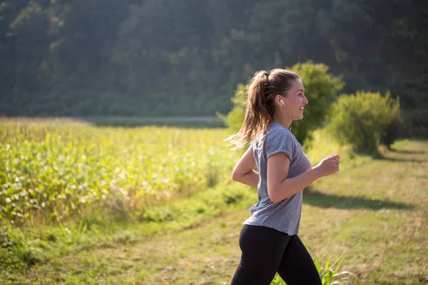 Νεαρή Γυναίκα Απολαμβάνοντας Υγιεινό Τρόπο Ζωής Ενώ Τρέξιμο Κατά Μήκος — Φωτογραφία Αρχείου