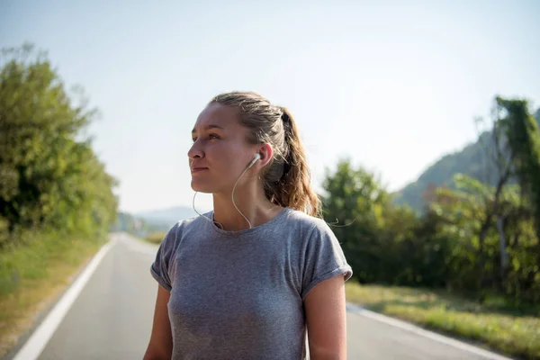 Młoda Kobieta Korzystających Zdrowego Trybu Życia Podczas Joggingu Wzdłuż Drogi — Zdjęcie stockowe