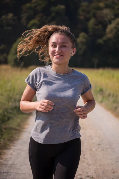 Jovem Corredor Feminino Adulto Desfrutando Estilo Vida Saudável Enquanto Corre — Fotografia de Stock