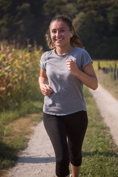 Młody Dorosły Runner Kobiece Korzystających Zdrowego Trybu Życia Podczas Joggingu — Zdjęcie stockowe