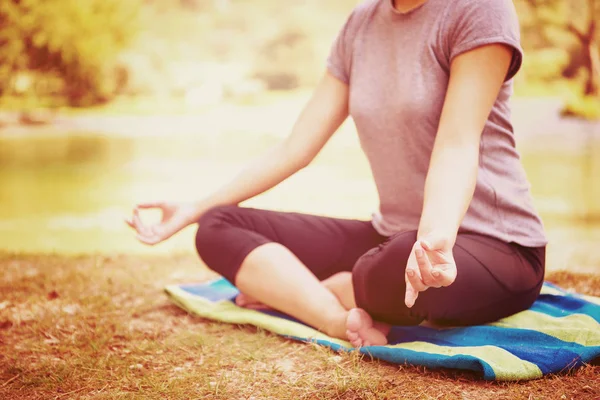 Healthy Woman Relaxing While Meditating Doing Yoga Exercise Beautiful Nature — Stock Photo, Image