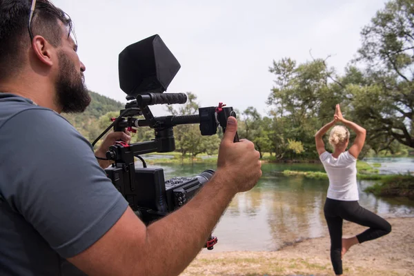 Νεαρή Videographer Gimball Βίντεο Slr Rocording Ενώ Υγιή Γυναίκα Κάνει — Φωτογραφία Αρχείου