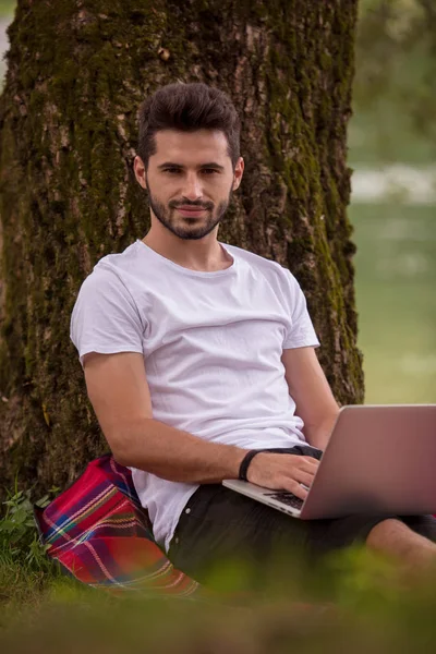 Jovem Freelancer Usando Computador Portátil Enquanto Trabalhava Bela Natureza Sob — Fotografia de Stock