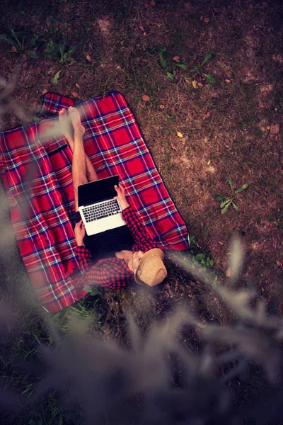 Joven Freelancer Usando Una Computadora Portátil Mientras Trabaja Hermosa Naturaleza — Foto de Stock