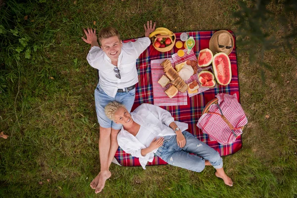 Casal Apaixonado Curtindo Piquenique Enquanto Sentado Xadrez — Fotografia de Stock