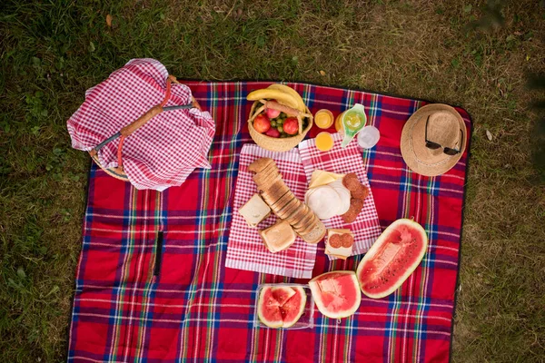 Piknik Sepeti Sandviç Yiyecek Içecek Ile Çim Battaniye Ayarda Üstten — Stok fotoğraf