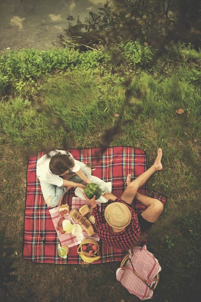 Para Zakochanych Ciesząc Się Czas Piknik Żywności Pięknej Przyrody — Zdjęcie stockowe