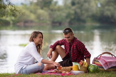 İki nehir kıyısında güzel doğada yiyecek ve piknik zaman zevk aşk içinde