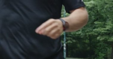 Bir grup koşucu şehir parkında birlikte koşarken arkadan görülmüş.