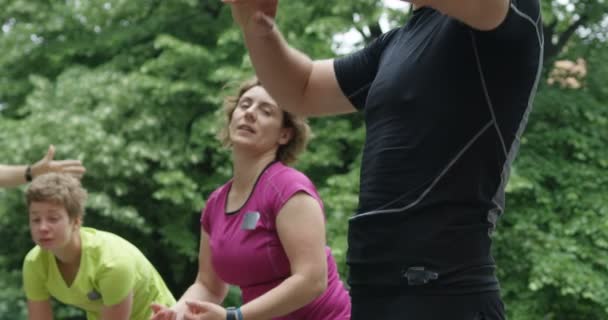 Grupo Corredores Vistos Por Trás Correr Juntos Parque Cidade — Vídeo de Stock