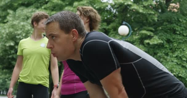 Groep Lopers Van Achteren Gezien Samen Joggen Stadspark — Stockvideo