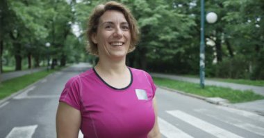 parkta kadın koşucu