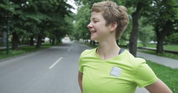 市内の公園でジョギングする前に女性ランナー — ストック動画