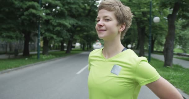 市内の公園でジョギングする前に女性ランナー — ストック動画