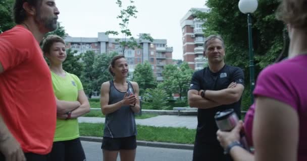 Grupp Löpare Sett Bakifrån Jogga Tillsammans Stadsparken — Stockvideo