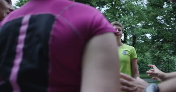 Groep Lopers Van Achteren Gezien Samen Joggen Stadspark — Stockvideo