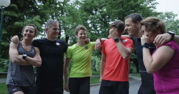 Grupp Löpare Sett Bakifrån Jogga Tillsammans Stadsparken — Stockvideo