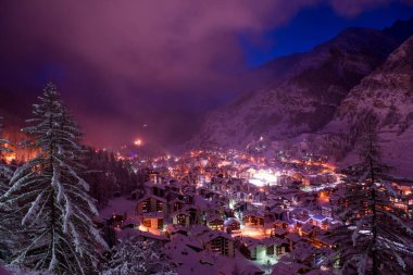 zermatt Vadisi ve matterhorn havadan görünümü zirve ile İsviçre taze kar alacakaranlıkta
