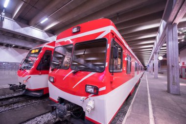 perspektif görünümü boş Metro İstasyonu'na modern tren ile