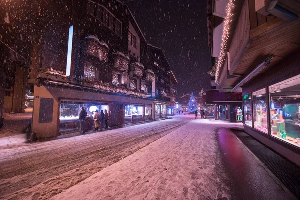 Засніжена Вулиця Холодному Зимовому Нічному Селі — стокове фото
