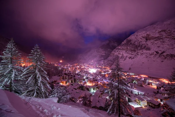 策尔马特山谷和马特宏峰的鸟瞰图在黄昏与新鲜的雪在瑞士登上顶峰 — 图库照片