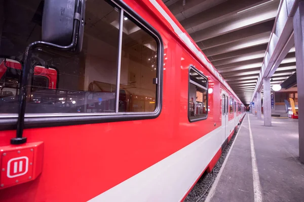 Perspektivvyn Tom Tunnelbanestation Med Moderna Tåg — Stockfoto