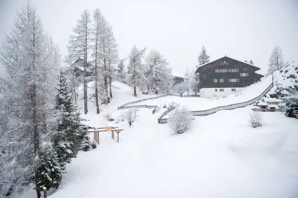吹雪の中の木造住宅の美しい冬の風景 — ストック写真