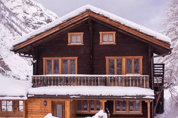 Ett Vackert Landskap Med Berg Hus Kall Vinterdag — Stockfoto