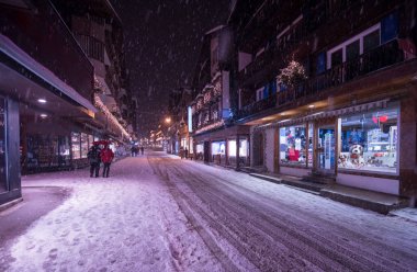 soğuk kış gece köyde karlı sokak