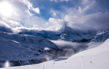 dağ matterhorn zermatt güzel kış gününde taze karla kaplı