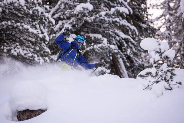 Freeride Esquiador Con Mochila Esquiando Cuesta Abajo Sobre Nieve Fresca — Foto de Stock