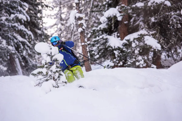 Sciatore Freeride Con Zaino Sci Discesa Neve Fresca Polvere — Foto Stock