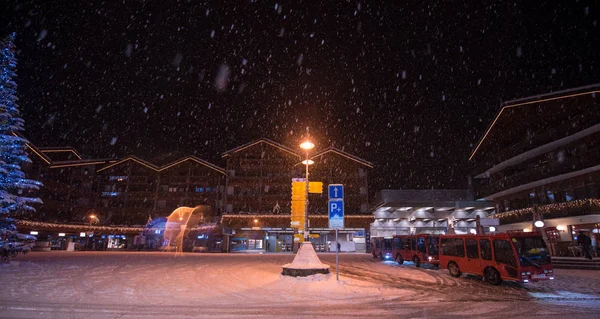 Soğuk Kış Gece Köyde Karlı Sokak — Stok fotoğraf