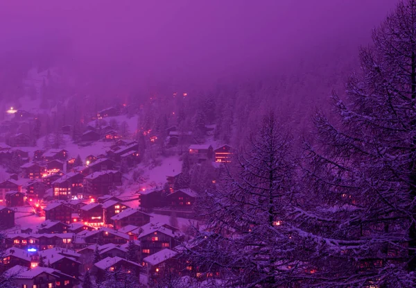 Вид Воздуха Долину Зерматта Пик Маттерхорна Сумерках Свежим Снегом Швейцарии — стоковое фото