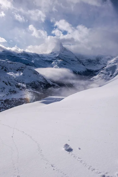 Dağ Matterhorn Zermatt Güzel Kış Gününde Taze Karla Kaplı — Stok fotoğraf