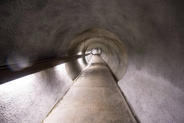供行人和骑自行车的人使用的长地下隧道 — 图库照片
