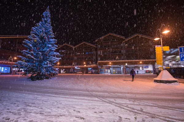 Calle Nevada Frío Invierno Noche Pueblo —  Fotos de Stock