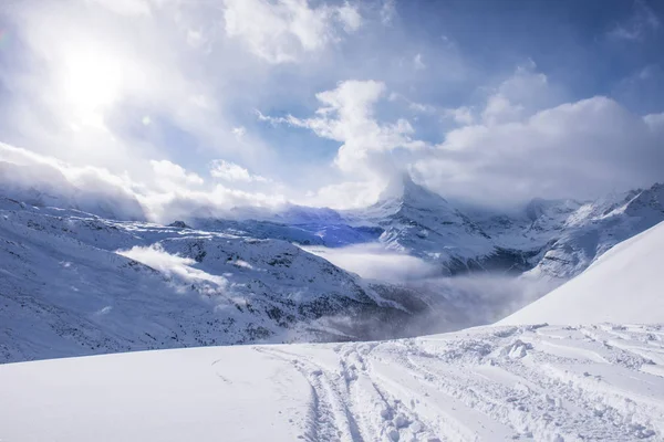 美しい冬の日に新鮮な雪で覆われた山マッターホルン ツェルマット — ストック写真