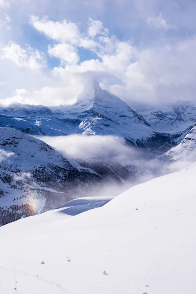 美しい冬の日に新鮮な雪で覆われた山マッターホルン ツェルマット — ストック写真