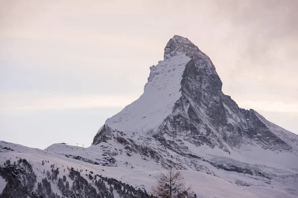 Materia Montaña Zermatt Cubierto Nieve Fresca Hermoso Día Invierno —  Fotos de Stock