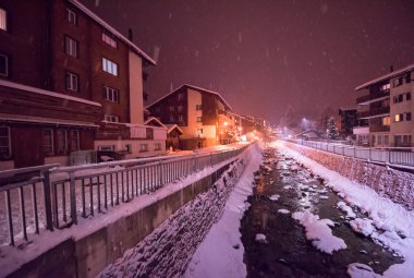 soğuk kış gece köyde karlı sokak