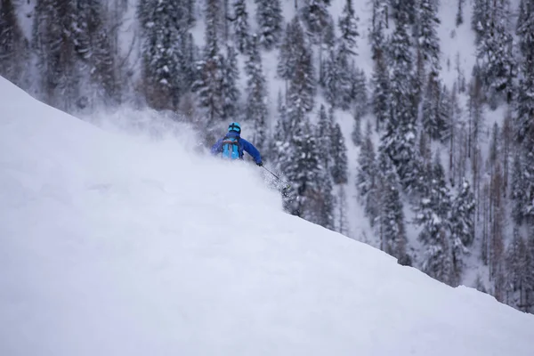 Freeride Esquiador Con Mochila Esquiando Cuesta Abajo Sobre Nieve Fresca — Foto de Stock